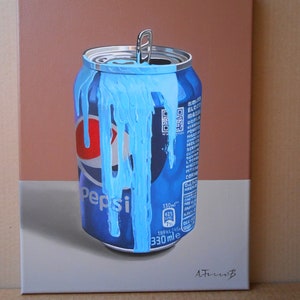 Puede incluir: Una pintura de una lata de Pepsi azul y roja con un l&iacute;quido azul goteando por el lado. La lata est&aacute; sobre una superficie blanca con una superficie marr&oacute;n detr&aacute;s. La lata tiene el texto "Pepsi" y "330 ml" en ella.