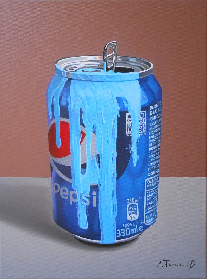 Puede incluir: Una lata de Pepsi azul y roja con un l&iacute;quido azul goteando por el lado. La lata es de 330 ml y tiene una pesta&ntilde;a de apertura. La lata est&aacute; sobre una superficie blanca.