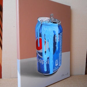 Puede incluir: Una pintura de una lata de Pepsi azul y roja con l&iacute;quido azul goteando por el lado. La lata est&aacute; sobre una superficie blanca con un fondo marr&oacute;n. La lata tiene el texto "Pepsi" y "330 ml" en ella.