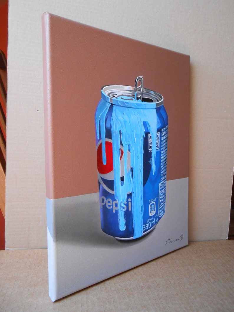 Puede incluir: Una pintura de una lata de Pepsi azul y roja con l&iacute;quido azul goteando por el lado. La lata est&aacute; sobre una superficie blanca con un fondo marr&oacute;n. La lata tiene el texto "Pepsi" y "330 ml" en ella.