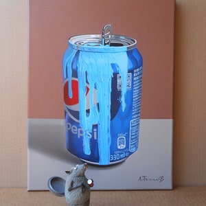 Puede incluir: Una pintura de una lata de refresco azul con un l&iacute;quido azul que se derrama de ella. Una peque&ntilde;a figurita de rat&oacute;n gris est&aacute; de pie frente a la lata, mir&aacute;ndola. La lata tiene la palabra "Pepsi" en ella y el texto "330 ml" en la parte inferior.