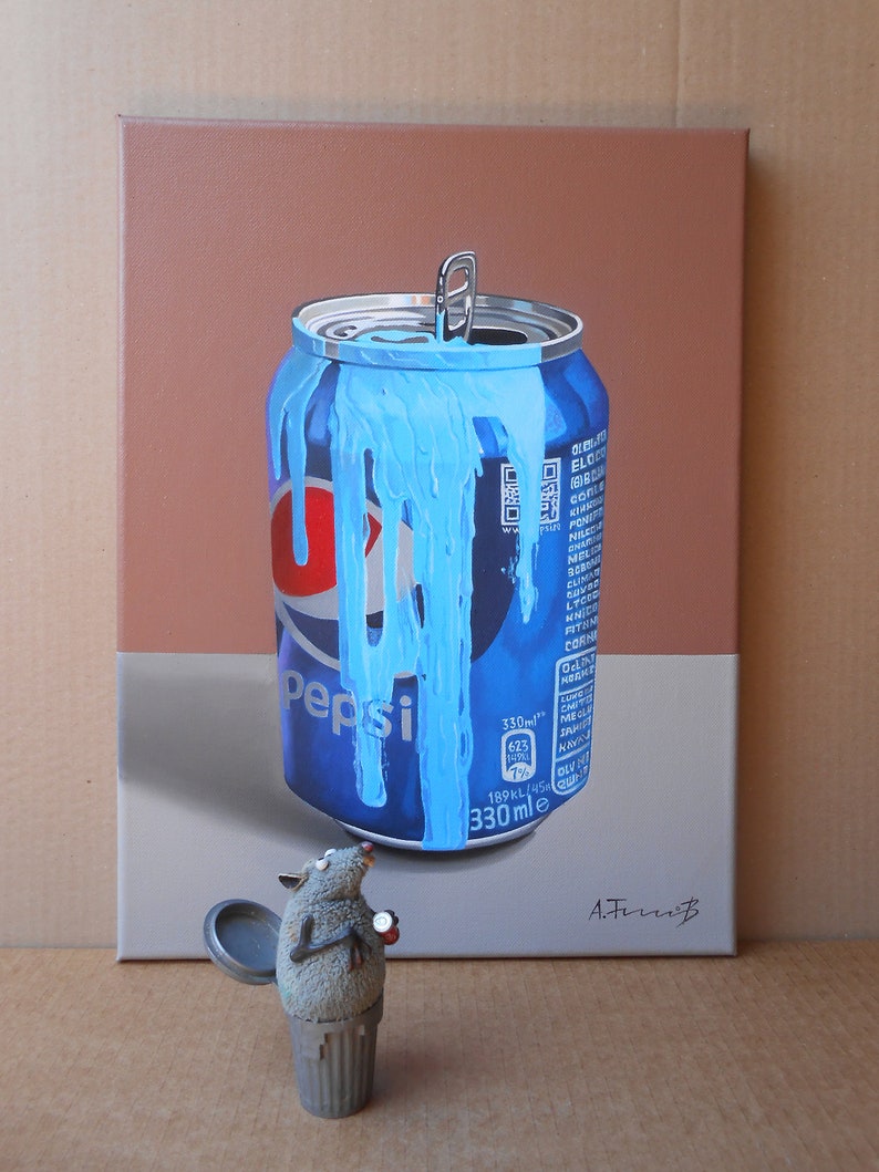 Puede incluir: Una pintura de una lata de refresco azul con un l&iacute;quido azul que se derrama de ella. Una peque&ntilde;a figurita de rat&oacute;n gris est&aacute; de pie frente a la lata, mir&aacute;ndola. La lata tiene la palabra "Pepsi" en ella y el texto "330 ml" en la parte inferior.