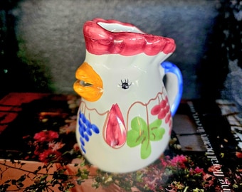 Piccola brocca per panna con gallo dipinto a mano, realizzata in Italia da Giovanni Vietri Ceramic Pottery