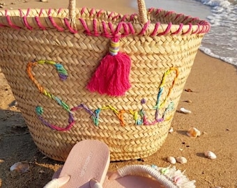 Een gepersonaliseerde mand met de naam van uw keuze + sandalen om de set compleet te maken. Handgemaakt met liefde, elk item is uniek.