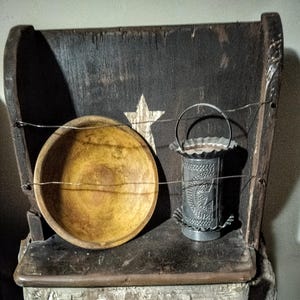 Estante de cuenco de madera primitivo