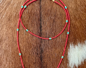 Collier long en perles de rocaille rouges et turquoise, style bohème fait main, à superposer