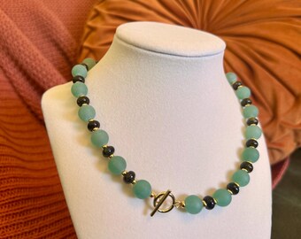 Collier ras du cou en aventurine verte et verre de mer, orné d'un fermoir à bascule en pierre précieuse fait main.
