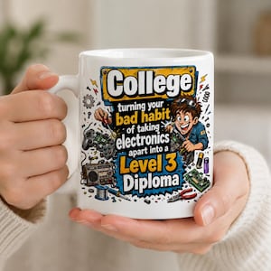 Peut inclure: Un mug en céramique blanche avec une illustration graphique colorée représentant une personne réparant des appareils électroniques. Le texte indique : College turning your bad habit of taking electronics apart into a Level 3 Diploma.