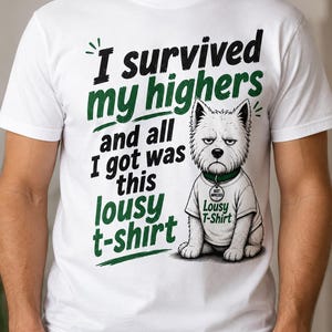以下が含まれることがあります： 白い半袖Tシャツ。首輪と「Lousy T-Shirt」と書かれたシャツを着た不機嫌そうな白い犬のグラフィックが描かれている。テキストは「I survived my highers and all I got was this lousy t-shirt」と黒と緑の文字で記されている。