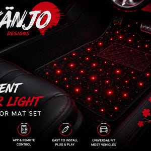 Könnte beinhalten: Ein schwarzes Auto-Fußmattenset mit integrierten roten LED-Sternenlichtern. Der Text KANJO DESIGNS, AMBIENT STAR LIGHT und CAR FLOOR MAT SET ist sichtbar. Symbole zeigen RGB-Beleuchtung, App- und Fernbedienungssteuerung sowie eine einfache Installation.