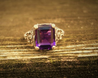 Purple amethyst sterling silver ring in a size 6 1/2, vintage rings