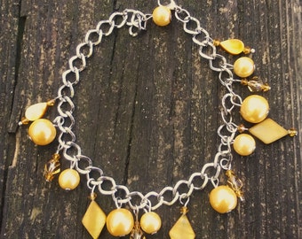 Pearl bracelet in yellow glass pearls and gold diamond shaped mother of pearl beads