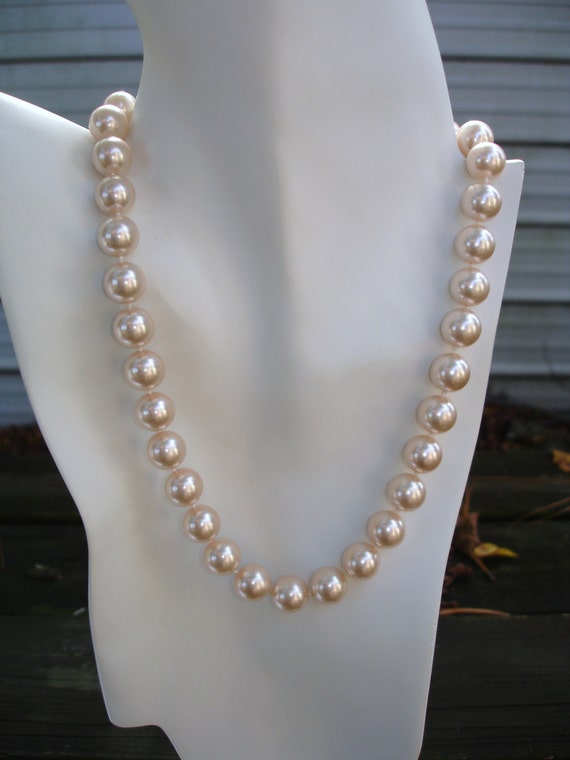 Vintage glass off white 18 inch pearl necklace