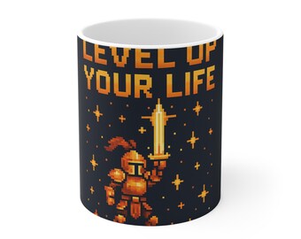 Taza de café con diseño pixel art "Level Up Your Life" / Taza retro de caballero gamer / Regalo para gamers de 325 ml (11 oz)