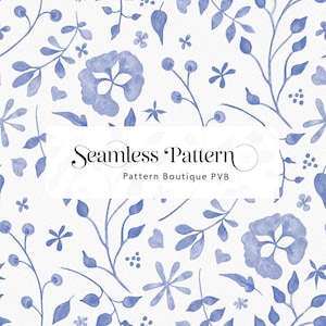 Op de afbeelding: Een naadloos patroon met botanische illustraties van bloemen, bladeren en bessen in blauwe aquarel-stijl op een witte achtergrond. Het midden bevat een witte rechthoekige overlay met de tekst Seamless Pattern Pattern Boutique PVB.