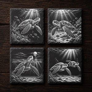 Puede incluir: Un juego de cuatro posavasos cuadrados de pizarra negra con grabados blancos de tortugas marinas en entornos submarinos. Cada posavasos muestra escenas detalladas de tortugas nadando cerca de arrecifes de coral, con rayos de luz filtrándose por el agua.