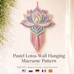Könnte beinhalten: Ein Makramee-Wandbehang in Form einer Lotusblüte aus pastellfarbenen rosa, violetten, türkisfarbenen und cremefarbenen Schnüren. Das Design zeigt geschichtete Blütenblätter und eine lange Quaste. Text: Pastel Lotus Wall Hanging Macrame Pattern.