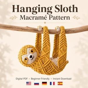 Op de afbeelding: Een macramé luiaard hangend aan een houten tak, gemaakt van mosterdgeel en crèmekleurig koord. De luiaard heeft een gedetailleerd knooppatroon, een rond gezicht met donkere ogen en een kleine neus. Tekst: Hanging Sloth Macramé Pattern.