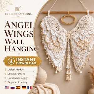 Peut inclure: Une décoration murale en crochet représentant deux ailes d'ange superposées en fil blanc et crème, suspendues à une tige en bois. Le motif comprend une fleur centrale perlée, des perles pendantes et des petits pompons à la base.