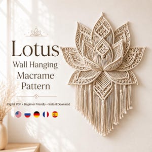 Op de afbeelding: Een crèmekleurige macramé wandhanger in de vorm van een lotusbloem met ingewikkelde knooppatronen en hangende franjes. De tekst luidt: Lotus Wall Hanging Macrame Pattern, Digital PDF, Beginner Friendly, Instant Download, met vijf vlagpictogrammen.