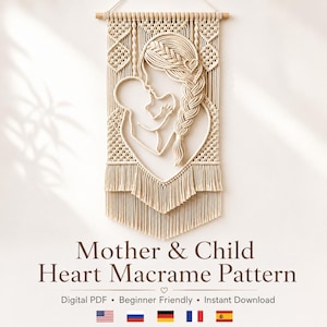 Peut inclure: Une tenture murale en macramé couleur crème représentant un motif tressé d'une personne tenant un bébé en forme de cœur, suspendue à une tige en bois avec des franges. Le texte indique : Mother & Child Heart Macrame Pattern, Digital PDF.