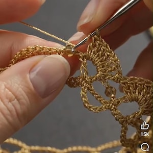 Collana all'uncinetto dorata, delicata, elaborata e bellissima.