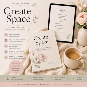 Könnte beinhalten: Ein geführtes Journal mit dem Titel Create Space: A 30-Day Journey to Living Intentionally, verziert mit einer blassrosa Rosenillustration. Das Set enthält ein Tablet mit Tagesaufgaben, eine Keramiktasse mit Kaffee und eine cremefarbene Decke.