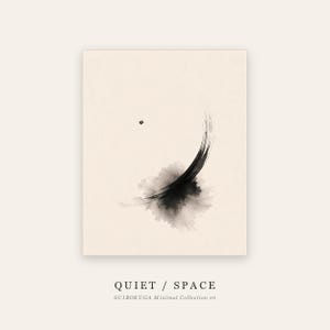 Puede incluir: Una impresi&oacute;n art&iacute;stica rectangular sobre fondo crema con un trazo de pincel de tinta negra que forma una media luna con un lavado suave y un punto encima. El texto dice QUIET / SPACE y SUIBOKUGA Minimal Collection 01 en la parte inferior.