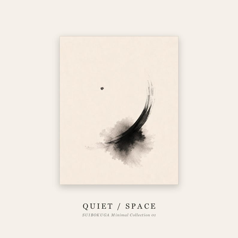 Puede incluir: Una impresi&oacute;n art&iacute;stica rectangular sobre fondo crema con un trazo de pincel de tinta negra que forma una media luna con un lavado suave y un punto encima. El texto dice QUIET / SPACE y SUIBOKUGA Minimal Collection 01 en la parte inferior.