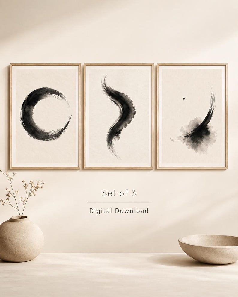 Puede incluir: Un conjunto de tres l&aacute;minas de arte enmarcadas con pinceladas de tinta negra sobre un fondo beige claro. La primera l&aacute;mina muestra una forma circular, la segunda una l&iacute;nea curva y la tercera una mancha con un punto. Texto: Set of 3 Digital Download.