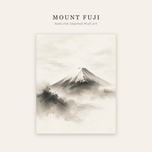 K&ouml;nnte beinhalten: Ein Wandkunstdruck mit einer monochromen Tuschemalerei des Mount Fuji. Der Text MOUNT FUJI und Sumi Ink Inspired Wall Art ist oben aufgedruckt. Der Berg ist mit dunkelgrauen und schwarzen Tuschet&ouml;nen auf einem hellen cremefarbenen Hintergrund dargestellt.