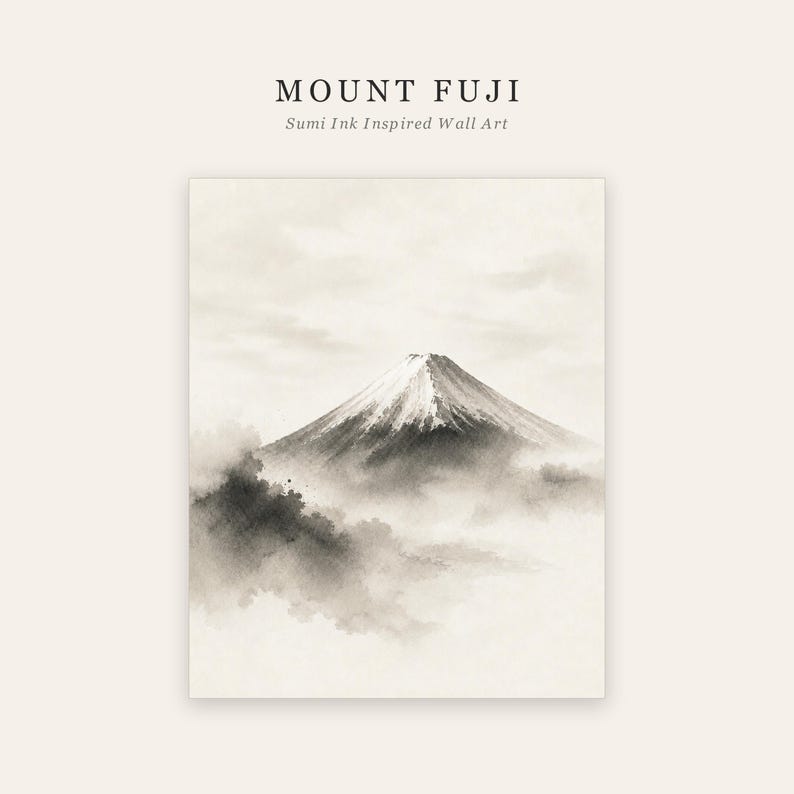 K&ouml;nnte beinhalten: Ein Wandkunstdruck mit einer monochromen Tuschemalerei des Mount Fuji. Der Text MOUNT FUJI und Sumi Ink Inspired Wall Art ist oben aufgedruckt. Der Berg ist mit dunkelgrauen und schwarzen Tuschet&ouml;nen auf einem hellen cremefarbenen Hintergrund dargestellt.