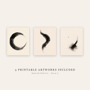 Puede incluir: Un conjunto de tres l&aacute;minas de arte mural con pinceladas de tinta sumi negra sobre fondo crema. La primera muestra un trazo circular, la segunda una onda curva y la tercera un punto con una l&iacute;nea. Texto: 3 PRINTABLE ARTWORKS INCLUDED Sumi Ink Wall Art . Set of 3.