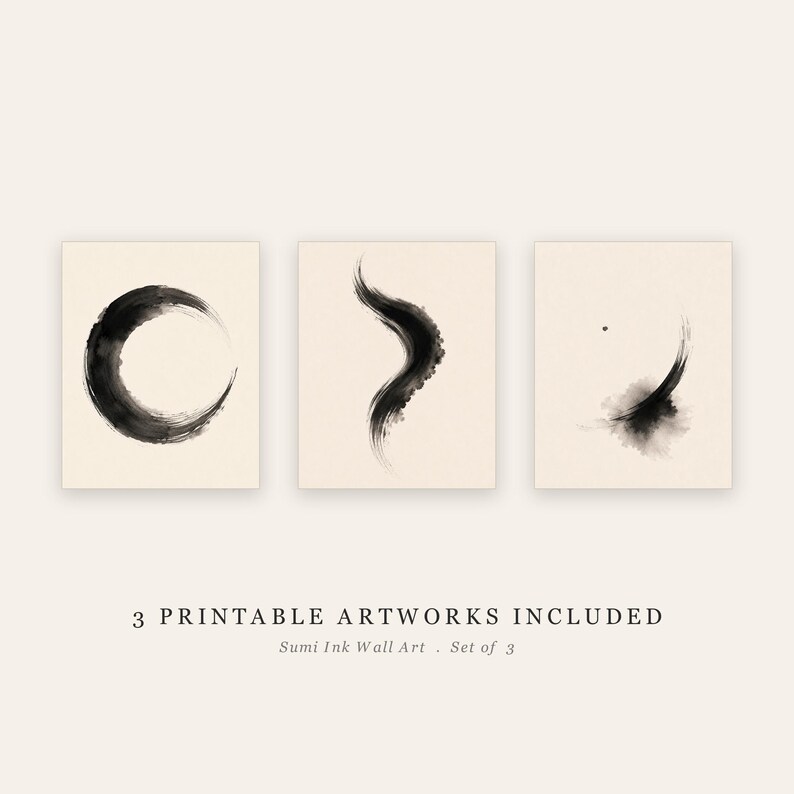Puede incluir: Un conjunto de tres l&aacute;minas de arte mural con pinceladas de tinta sumi negra sobre fondo crema. La primera muestra un trazo circular, la segunda una onda curva y la tercera un punto con una l&iacute;nea. Texto: 3 PRINTABLE ARTWORKS INCLUDED Sumi Ink Wall Art . Set of 3.
