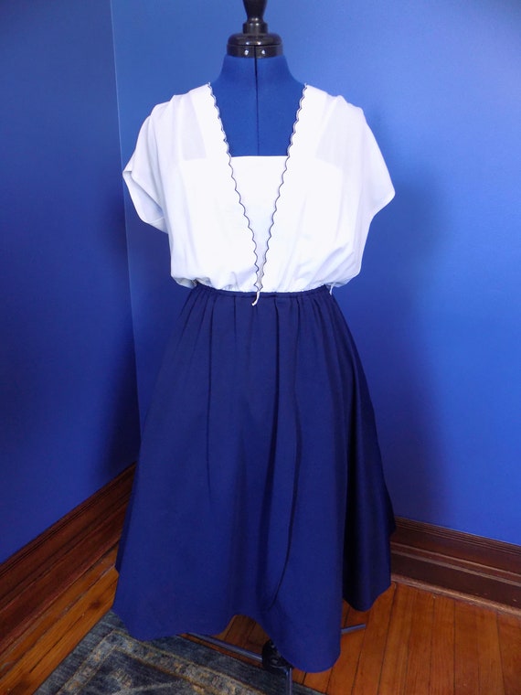 Vintage 1970s Does 1940s Navy & White Flowing Dre… - image 2