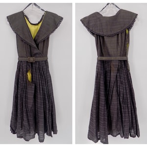 Vestido vintage de saia circular com gola sem mangas cinza pássaro ferido dos anos 1950 como está