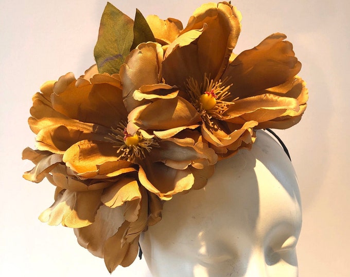 Fascinator for Derby- Hatinator- Wedding- Flower accessory