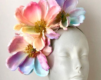 Multi color Fascinator- Magnolien Haarband- Teeparty oder Pferderennen.