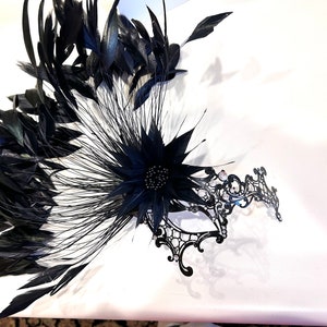 Máscara de baile de penas pretas com strass
