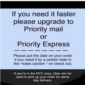 Puede incluir: Imagen con fondo azul claro y texto blanco. El texto indica que se actualice a Priority Mail o Priority Express para una entrega m&aacute;s r&aacute;pida. Tambi&eacute;n aconseja a&ntilde;adir la fecha deseada en las notas.