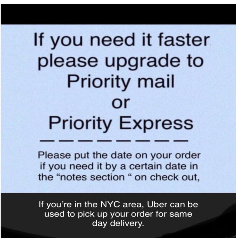 Puede incluir: Imagen con fondo azul claro y texto blanco. El texto indica que se actualice a Priority Mail o Priority Express para una entrega m&aacute;s r&aacute;pida. Tambi&eacute;n aconseja a&ntilde;adir la fecha deseada en las notas.