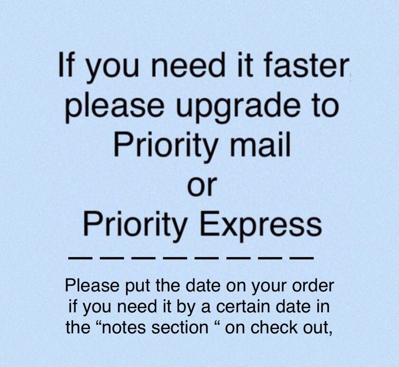 Op de afbeelding: Tekst op een lichtblauwe achtergrond die luidt: "Als u het sneller nodig heeft, upgrade dan naar Priority Mail of Priority Express. Voeg de datum toe aan uw bestelling als u het op een bepaalde datum nodig heeft, in de "notitiesectie" bij het afrekenen."