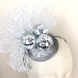Fascinator Elegante Da Donna Con Fiore In Rete E Piuma - Copricapo Per Matrimonio, Derby, Gala E Feste, Con Clip E Fascia - 4