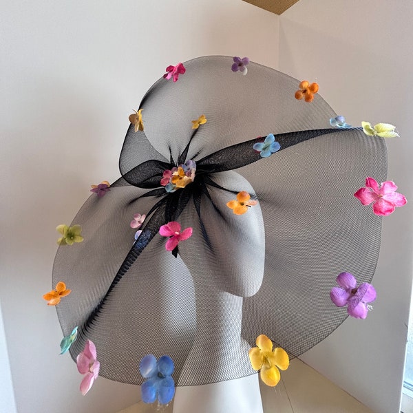 Zwarte fascinator - Bruiloft - Bloemenhoofdtooi - Derby - Theekransje