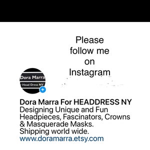 K&ouml;nnte beinhalten: Wei&szlig;er Hintergrund mit Text: &bdquo;Bitte folgen Sie mir auf Instagram.&ldquo; Darunter ein Logo f&uuml;r Dora Marra Head Dress NY. Der Text lautet: &bdquo;Entwirft einzigartige und unterhaltsame Kopfbedeckungen, Fascinators, Kronen und Masken.&ldquo;