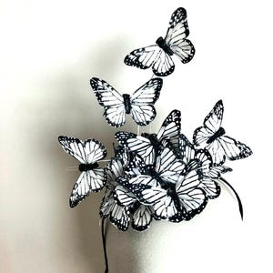 Fascinator a farfalla - Fascia per capelli bianca e nera