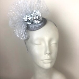 Elegante copricapo da donna a forma di cloche