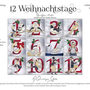 Puede incluir: Doce diseños de ventanas de Navidad de vidrio emplomado con diferentes escenas y números. Los diseños están enmarcados en rojo y adornados con hojas de acebo. El texto "12 Weihnachtstage" está en la parte superior de la imagen.