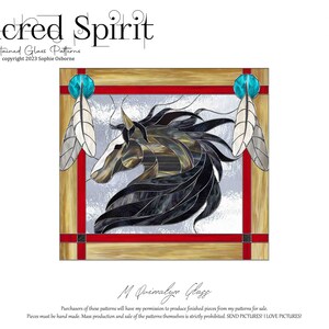 Könnte beinhalten: Ein Bleiglasmuster mit einem Pferdekopf mit wallender Mähne, eingerahmt von zwei Federn und einer türkisfarbenen Perle. Das Muster trägt den Titel "Sacred Spirit" und enthält die Copyright-Informationen "copyright 2023 Sophie Osborne".