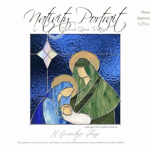 Puede incluir: Un patrón de vitral de la escena de la Natividad, con María, José y el niño Jesús. El patrón está sobre un fondo azul con una estrella en la esquina superior izquierda. El patrón mide 7,5 pulgadas por 7,5 pulgadas.